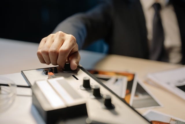 Професионална ръка настройва контролен панел в напрегната бизнес ситуация.