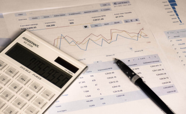 Работно пространство за анализ на финансови данни с калкулатор и графики.