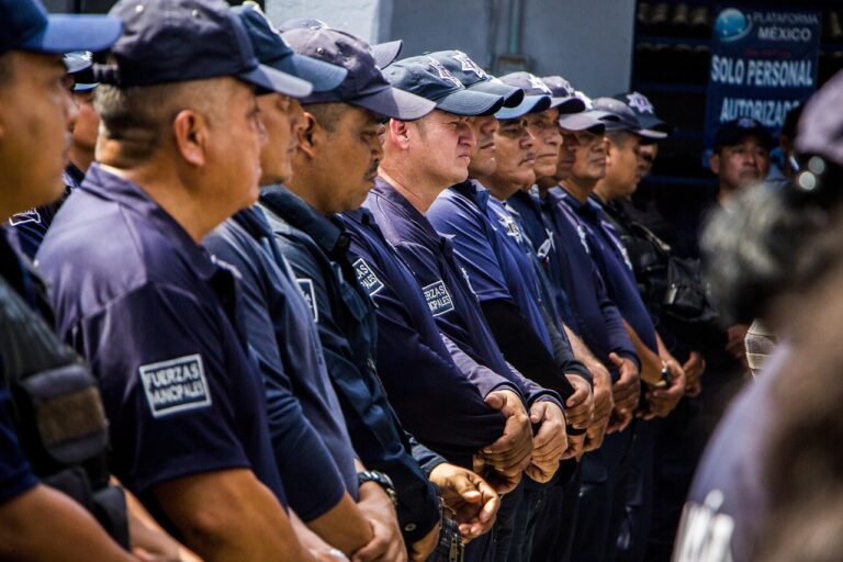 Еднороден екип от полицаи на официално събитие на открито.