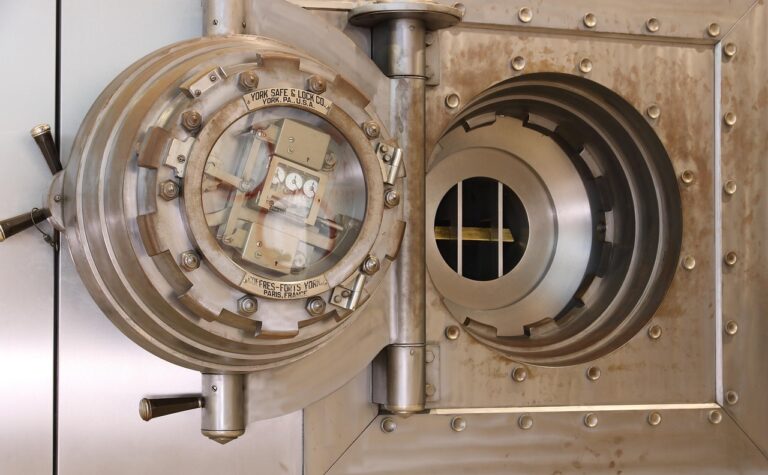 Имponer врата на банков трезор със сложен механизъм и метална изработка.