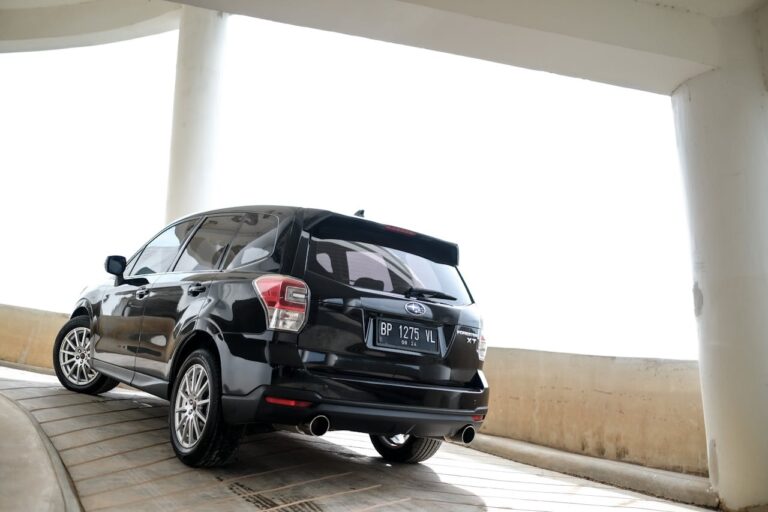 Изискан черен SUV Subaru Forester паркиран в модерен градски паркинг.