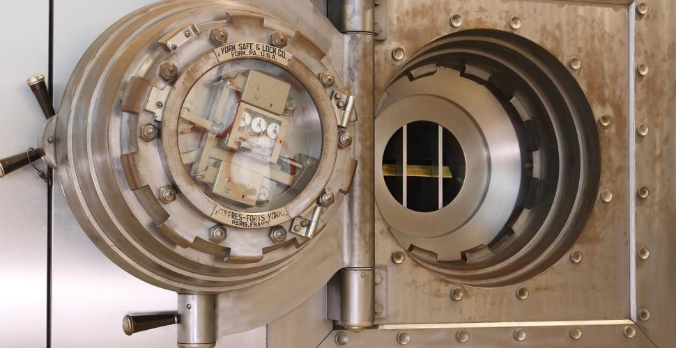 Имponer врата на банков трезор със сложен механизъм и метална изработка.