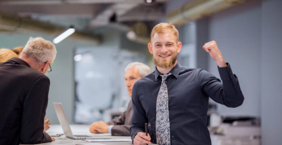 Успех в Работата на Екипа в Модерен Офис Успех в екипна работа в съвременен офис с разнообразие от професионалисти.