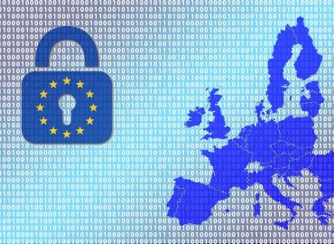 Сигурност в цифровия свят на Европа с защита на данните и кодови символи.