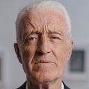 Мъдрост и елегантност на възрастния мъж Мъдър възрастен мъж с елегантен костюм и дълбоко изразителен поглед.