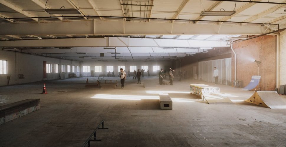 Закрит Скейт Парк: Общност, Стил и Екшън Спортна колективна сесия в закрит скейт парк, пълен с уличен стил и ентусиазъм.