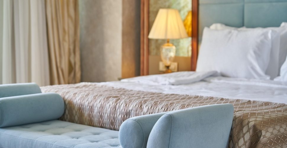 Модерна елегантна спалня с удобен легло, стилни мебели и естествена светлина.