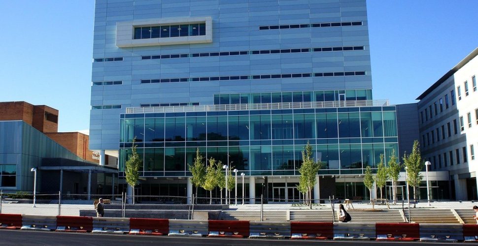 Модерна многоетажна сграда с стъклен фасад, част от университетски кампус.