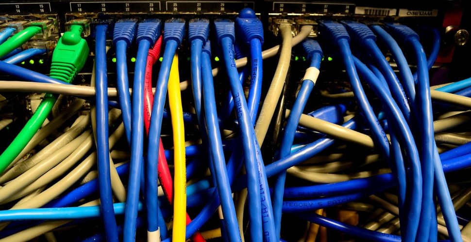 Сплетени мрежови кабели в сървърна установка с активно оборудване.