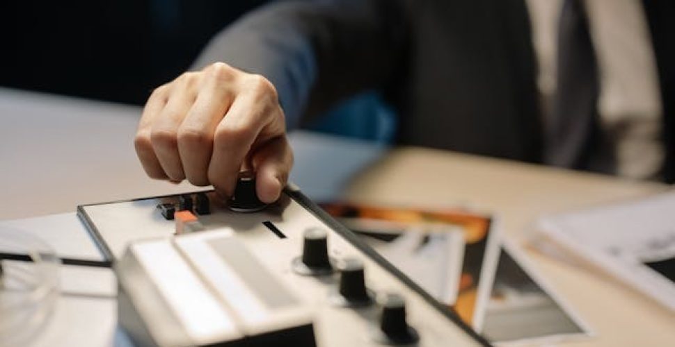 Ръка Настройва Контролен Панел в Напрегната Ситуация Професионална ръка настройва контролен панел в напрегната бизнес ситуация.