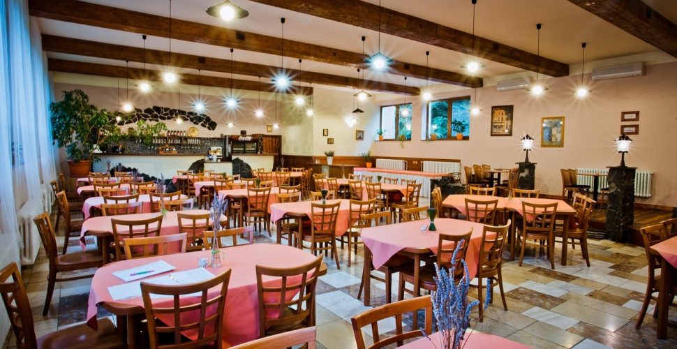 Уютен ресторант с рустикален дизайн и стилни маси, идеален за вечеря и специални събития.