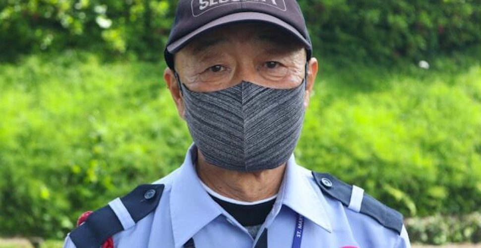 Охранител в Природа: Готов да Осигури Безопасността Охранител в униформа сред зеленина, готов да осигури безопасността на района.