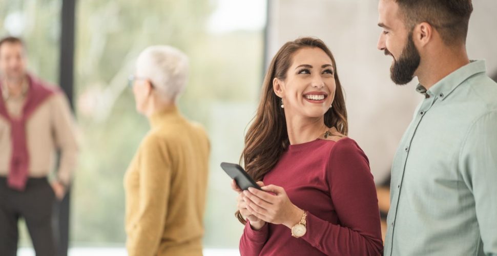 Весела Комуникация в Офиса с Естествена Светлина Съвременна офис среда с радостна комуникация между колеги и естествена светлина.