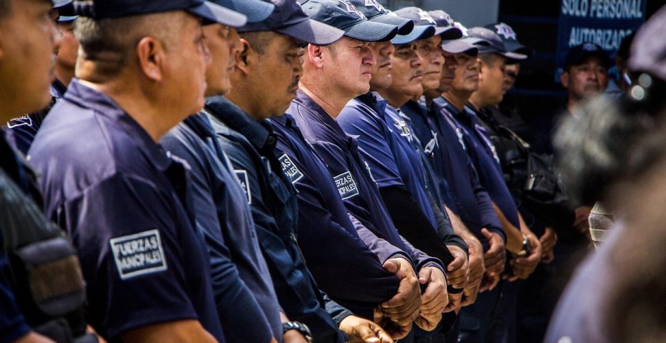 Събрание на Полицаи Под Отрито Небе Еднороден екип от полицаи на официално събитие на открито.